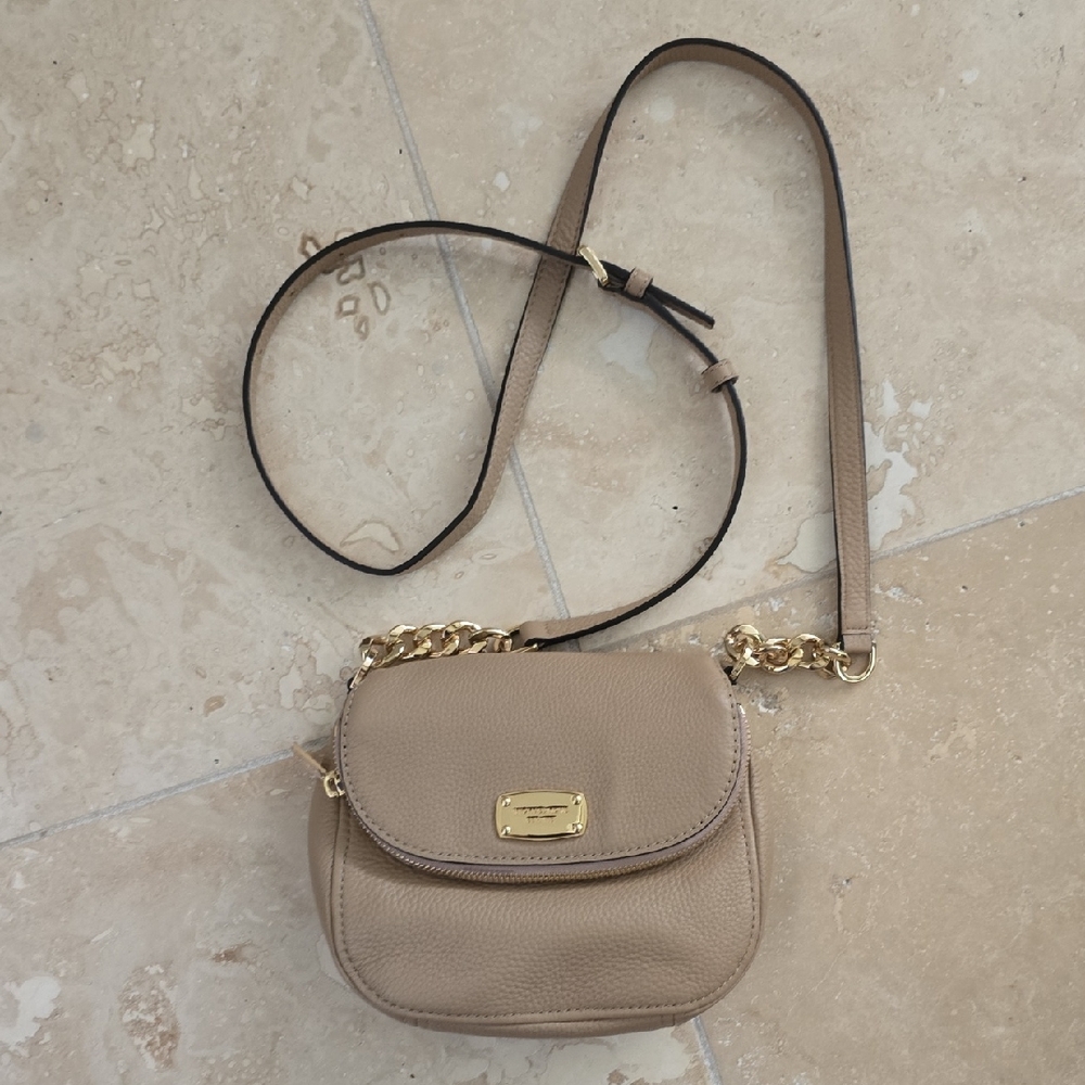 Michael Kors Elegant Tan Leather Crossbody Bag